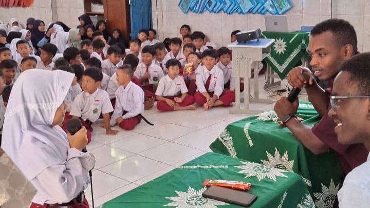 You are currently viewing MI Muhammadiyah Karangtalun Kidul Perkuat Literasi Bahasa Inggris Global Bersama Mahasiswa Asing UMP