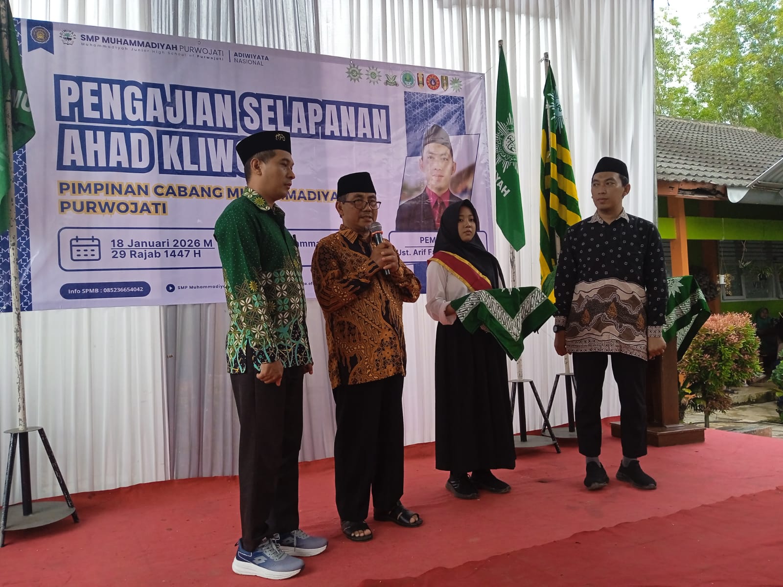 You are currently viewing Membumikan Pendidikan Karakter, SMP Muhapuja Launching Buku Ibadah Praktis