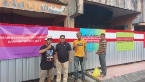 Read more about the article Masyarakat Peduli Kebondalem Pasang Banner di Kompleks Ruko, Desak Penegakan Hukum, Transparansi, dan Optimalisasi Aset untuk Rakyat Banyumas